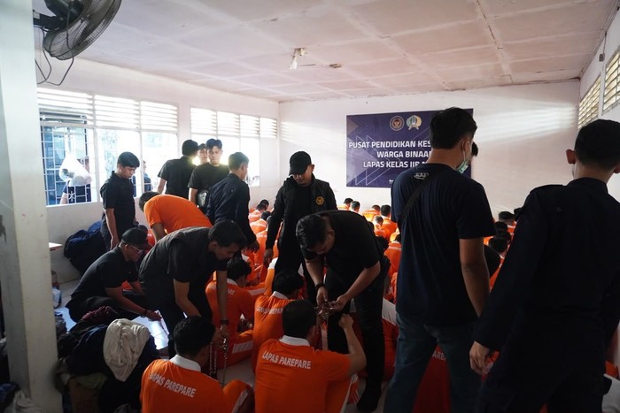 Pemindahan 115 napi high risk dari Sulsel dan Jatim ke Pulau Nusakambangan, Senin (20/7/2026).