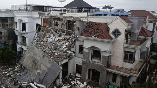 Suasana rumah yang terdampak ledakan di Komplek Grand Polonia Medan, Kota Medan, Sumatera Utara, Senin (20/7/2026). Berdasarkan hasil penyelidikan awal Polrestabes Medan, ledakan tersebut diduga dipicu kebocoran pipa gas bawah tanah yang mengakibatkan lima rumah mengalami kerusakan. ANTARA FOTO/Hand Out/Humas Brimob Polda Sumut/Lmo/kye