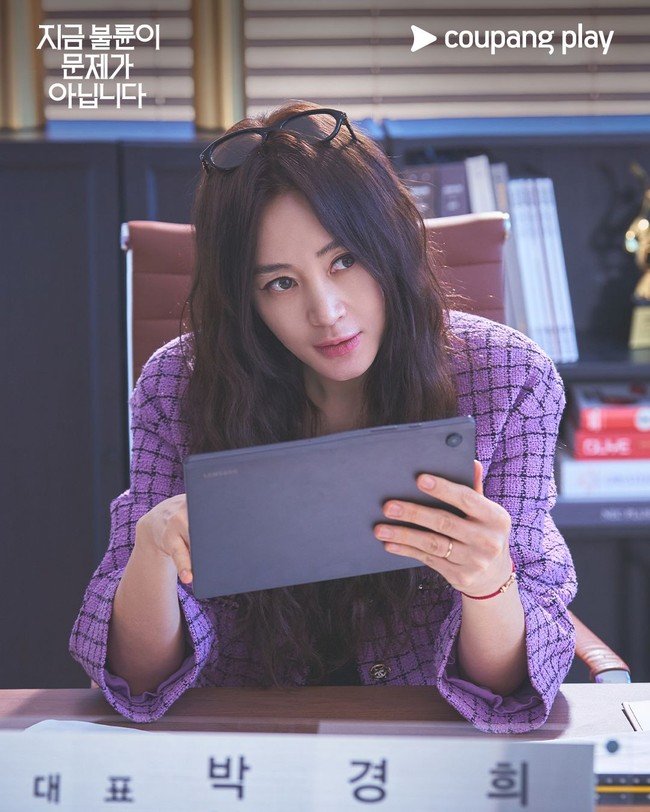 Transformasi Kim Hye Soo dengan wig rambut panjang mengejutkan netizen, seolah memangkas usia aslinya. Jauh dari imej ahjumma atau wanita paruh baya yang menginjak usia kepala lima. Foto: dok. Coupang Play