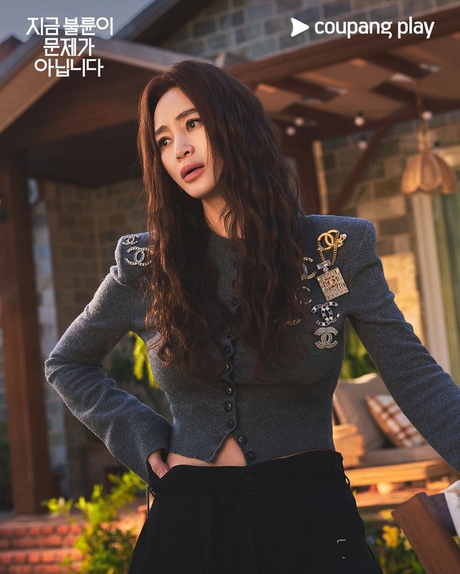 Kim Hye Soo menarik perhatian dengan peran terbaru sebagai influencer glamor di drama Korea The Affair Was Just The Beginning. Netizen tak menyangka ia telah berusia 55 tahun. Foto: dok. Coupang Play