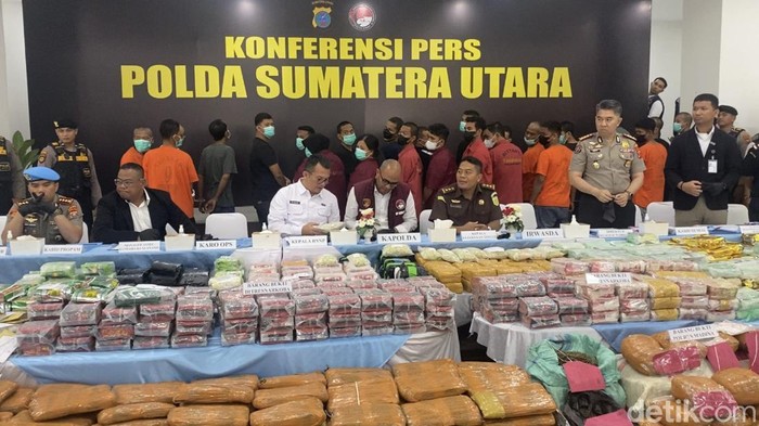Suasana konferensi pers pengungkapan 5,3 ton narkoba berbagai jenis di Kantor Ditresnarkoba Polda Sumut.