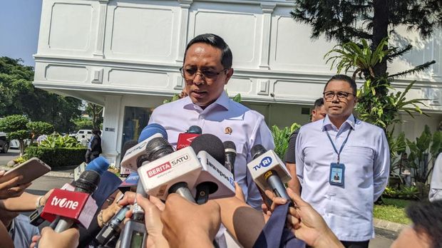 Penasihat Khusus Presiden Bidang Komunikasi dan Media Hasan Nasbi memberikan keterangan kepada wartawan di Istana Kepresidenan, Jakarta, Senin (20/7/2026). (CNBC Indonesia/Emir Yanwardhana) Penasihat Khusus Presiden Bidang Komunikasi dan Media Hasan Nasbi memberikan keterangan kepada wartawan di Istana Kepresidenan, Jakarta, Senin (20/7/2026). (CNBC Indonesia/Emir Yanwardhana)