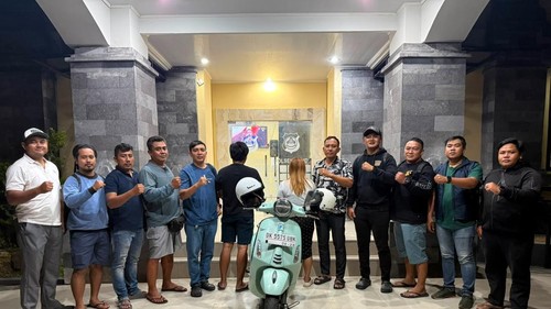 SA dan SD diamankan di Mapolsek Ubud setelah mencuri perhiasan di Ubud, Senin (20/7/2026).(Dok Polres Gianyar).