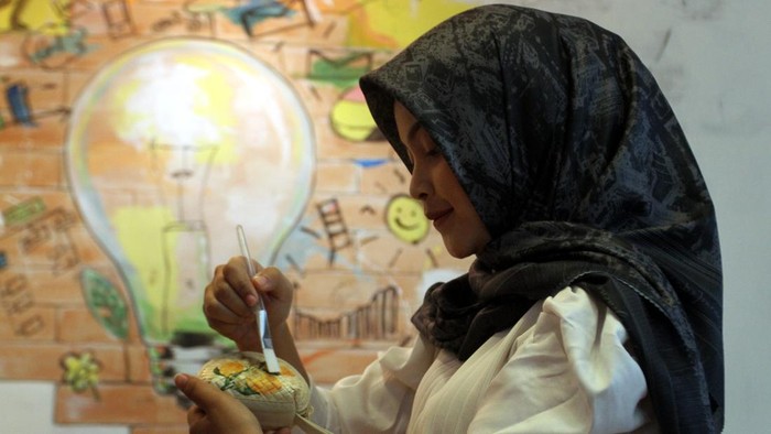 Sejumlah peserta mengoleskan lem saat  pembuatan kerajinan dompet decoupage dalam pelatihan keterampilan ekonomi kreatif di Rumah BUMN Kota Malang, Jawa Timur, Senin (20/7/2026). Pelatihan terapan yang diikuti ibu rumah tangga dan pelaku Usaha Mikro Kecil Menengah (UMKM) tersebut bertujuan meningkatkan kompetensi wirausaha dan keahlian praktis kelompok perempuan di tingkat domestik, guna mendukung akselerasi kemandirian perempuan yang menurut data Kementerian Pemberdayaan Perempuan dan Perlindungan Anak (KemenPPPA) secara nasional mendominasi hingga 64,5 persen dari total pelaku sektor usaha mikro. ANTARA FOTO/Ari Bowo Sucipto/sgd
