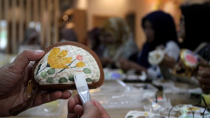 Sejumlah peserta mengoleskan lem saat  pembuatan kerajinan dompet decoupage dalam pelatihan keterampilan ekonomi kreatif di Rumah BUMN Kota Malang, Jawa Timur, Senin (20/7/2026). Pelatihan terapan yang diikuti ibu rumah tangga dan pelaku Usaha Mikro Kecil Menengah (UMKM) tersebut bertujuan meningkatkan kompetensi wirausaha dan keahlian praktis kelompok perempuan di tingkat domestik, guna mendukung akselerasi kemandirian perempuan yang menurut data Kementerian Pemberdayaan Perempuan dan Perlindungan Anak (KemenPPPA) secara nasional mendominasi hingga 64,5 persen dari total pelaku sektor usaha mikro. ANTARA FOTO/Ari Bowo Sucipto/sgd