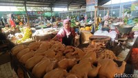 Harga daging ayam juga masih bertahan tinggi di kisaran Rp35 ribu per kilogram. Naik dibanding sebelumnya yang berada di angka sekitar Rp31 ribu per kilogram.