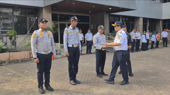 Petugas Dishub DKI yang menangkap jambret di CFD diberi penghargaan. (Dok. Istimewa)