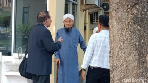 Pimpinan Ponpes, Ahmad Muzakki Rahmatullah (AMR), tersangka kasus terbakarnya tiga santri di Lombok Tengah saat menjalani pemeriksaan di Polda NTB, Senin (20/7/2026). (Foto : Abdurrasyid Efendi/detikBali)