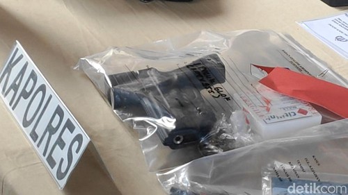 Polisi amankan pistol yang dibawa tersangka HSH saat datang ke bar di kawasan Jalan Pantai Berawa, Kuta Utara, Badung. (Agus Eka/detikBali)