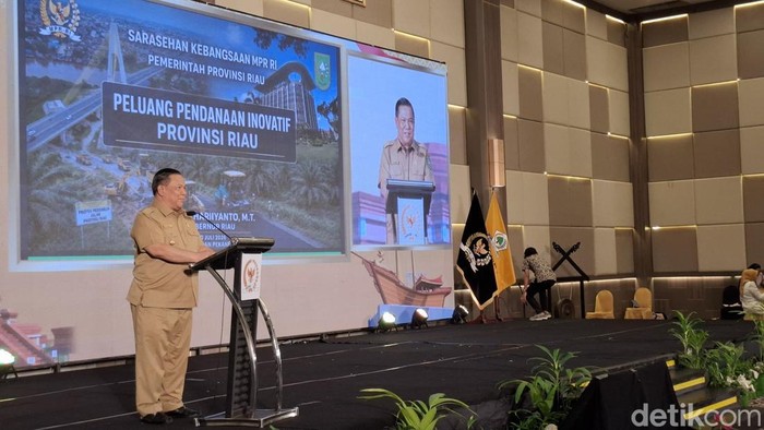 Plt Gubernur Riau saat menyampaikan kondisi keuangan daerah (Raja Adil/detikcom)