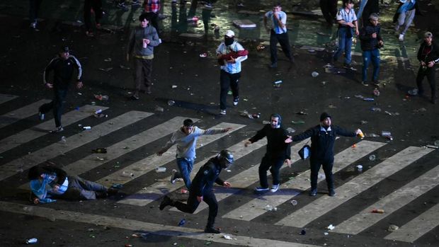 Polisi antihuru-hara Argentina berlari mengejar suporter bola saat bentrokan pecah di Buenos Aires pada Minggu (19/7) menyusul kekalahan dari Spanyol di Piala Dunia 2026 Polisi antihuru-hara Argentina berlari mengejar suporter bola saat bentrokan pecah di Buenos Aires pada Minggu (19/7) menyusul kekalahan dari Spanyol di Piala Dunia 2026