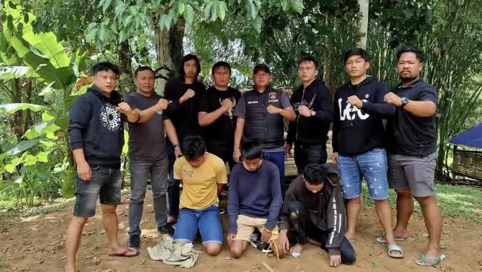 Polisi menangkap tiga terduga pelaku pembunuhan Elius Sonda Randanan (19) di Toraja Utara.