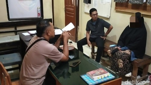 Polisi mengamankan perempuan pembuang bayi di bawah pohon pisang di wilayah Lombok Barat, Minggu (19/7/2026).