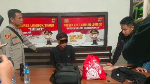 Pria berinisial D ditangkap polisi setelah kedapatan membawa narkotika jenis sabu-sabu di Pelabuhan Kayangan, Lombok Timur, NTB, Minggu (19/7/2026). (Foto: Dok. olres Lombok Timur)