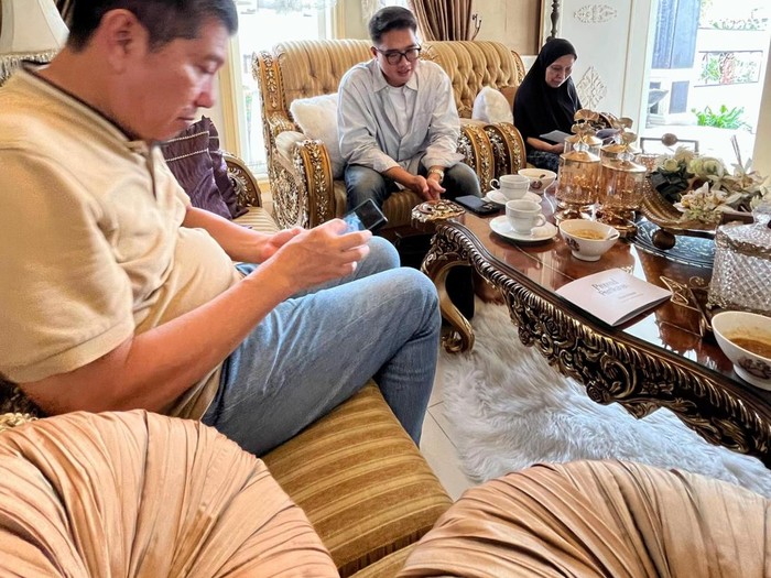 Viral aksi pria berikan proposal pernikahan lengkap dengan portofolio karier hingga linimasa masa depan saat meminta restu kepada orang tua pacar.