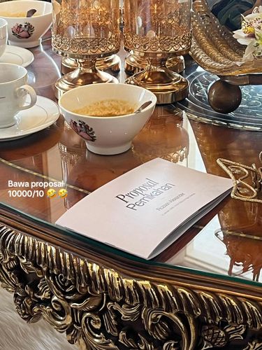 proposal pernikahan Viral aksi pria berikan proposal pernikahan lengkap dengan portofolio karier hingga linimasa masa depan saat meminta restu kepada orang tua pacar.