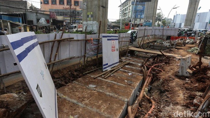 Perbaikan gorong-gorong di dekat Pasar Cipulir, Jalan Ciledug Raya, Ulujami, Jakarta Selatan, masih berlangsung, Senin (20/7/2026).