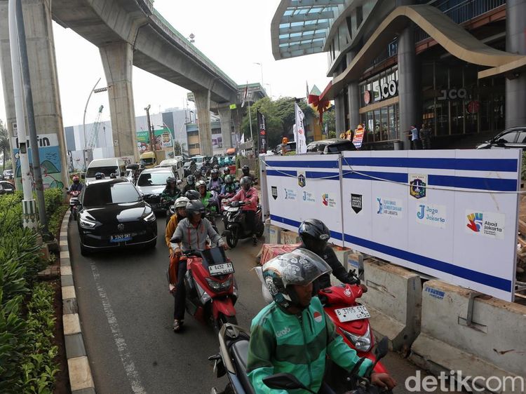 Proyek Gorong-gorong Bikin Jalan Ciledug Macet Tiap Hari