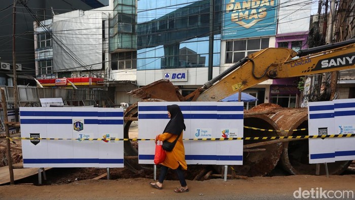 Perbaikan gorong-gorong di dekat Pasar Cipulir, Jalan Ciledug Raya, Ulujami, Jakarta Selatan, masih berlangsung, Senin (20/7/2026).