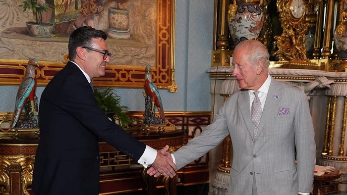 Raja Charles III menerima Andy Burnham di Istana Buckingham setelah menunjuknya menjadi Perdana Menteri (PM) Inggris baru. (IG The Royal Family)