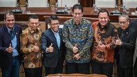 Komisi XI DPR bersama perwakilan dari pemerintah menyetujui agar RUU Pusat Finansial Internasional Indonesia (PFII) dibawa ke rapat paripurna. Foto: ANTARA FOTO/FAUZAN