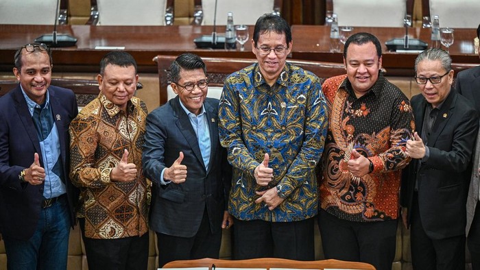 Menteri Keuangan Purbaya Yudhi Sadewa (ketiga kanan), Ketua Komisi XI DPR Mukhamad Misbakhun (ketiga kiri), Wamensesneg Bambang Eko Suhariyanto (kedua kiri), Wakil Menteri Hukum Edward Omar Sharif Hiariej (kiri), Wakil Ketua Komisi XI DPR Dolfie Othniel (kanan), Mohamad Hekal (kedua kanan) berfoto bersama usai rapat kerja bersama Komisi XI DPR di Kompleks Parlemen, Jakarta, Senin (20/7/2026). Komisi XI DPR bersama perwakilan dari pemerintah menyetujui agar RUU Pusat Finansial Internasional Indonesia (PFII) dibawa ke rapat paripurna. ANTARA FOTO/Fauzan/nz