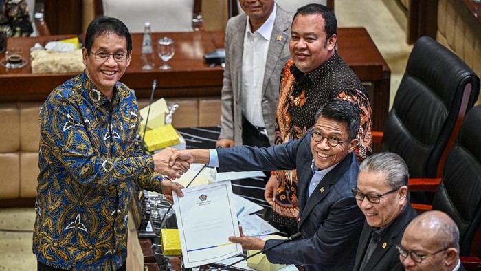 Menteri Keuangan Purbaya Yudhi Sadewa (kiri) menyerahkan pandangan akhir pemerintah kepada Ketua Komisi XI DPR Mukhamad Misbakhun (ketiga kanan) bersama Wakil Ketua Komisi XI DPR Dolfie Othniel (kedua kanan), Mohamad Hekal (keempat kanan) dan Muhammad Hanif Dhakiri (kanan) saat rapat kerja bersama Komisi XI DPR di Kompleks Parlemen, Jakarta, Senin (20/7/2026). Komisi XI DPR bersama perwakilan dari pemerintah menyetujui agar RUU Pusat Finansial Internasional Indonesia (PFII) dibawa ke rapat paripurna. ANTARA FOTO/Fauzan/nz