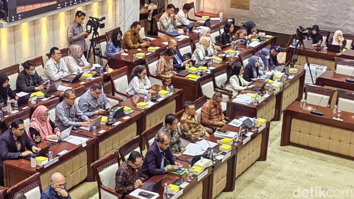 Rapat Kerja Komisi XI dengan Menteri Keuangan Purbaya Yudhi Sadewa