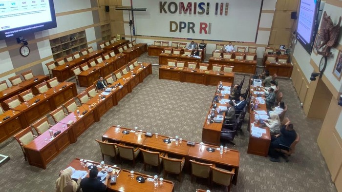 Komisi III DPR menggelar RDPU terkait RUU Perampasan Aset. Advokat sekaligus akademisi menjabarkan alasan RUU Perampasan Aset bersifat mendesak untuk segera disahkan, Senin (20/7/2026).