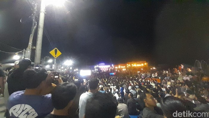 Ribuan warga nobar Piala Dunia 2026 di Lapangan Merdeka Gunungsitoli. (Foto: Nizar Aldi/detikSumut)