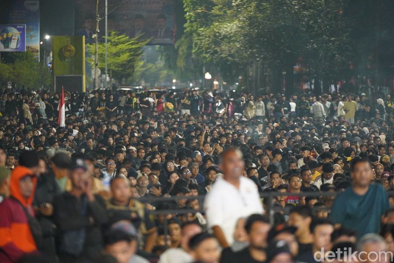 Ribuan warga serius menonton laga final Piala Dunia 2026 antara Spanyol vs Argentina, di Jalan Rahadi Oesman, Senin (20/7/2026) dini hari. Ribuan warga serius menonton laga final Piala Dunia 2026 antara Spanyol vs Argentina, di Jalan Rahadi Oesman, Senin (20/7/2026) dini hari.