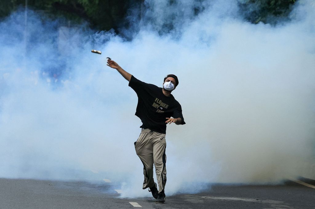 Ricuh pendukung partai kecoa saat demonstrasi menuntut pengunduran diri Menteri Pendidikan Dharmendra Pradhan karena kebocoran kertas ujian, dekat Jantar Mantar, New Delhi, India, Senin (20/7/2026). (REUTERS/Adnan Abidi)
