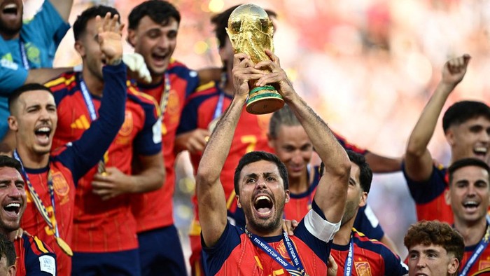 Soccer Football - FIFA World Cup 2026 - Final - Spain v Argentina - New York/New Jersey Stadium, East Rutherford, New Jersey, U.S. - July 19, 2026 Spains Rodri lifts the World Cup trophy alongside teammates as they celebrate winning the World Cup REUTERS/Dylan Martinez     TPX IMAGES OF THE DAY