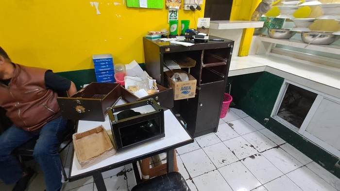 Rumah makan khas Minangkabau di Pasar Minggu, Jakarta Selatan (Jaksel) dibobol maling. Polisi merespons laporan warga melalui call center Polri 110. (dok Istimewa)