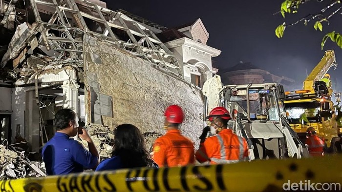 Sejumlah alat berat dikerahkan ke lokasi untuk evakuasi korban rumah meledak di Medan