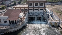 Foto udara memperlihatkan operasional fungsional Rumah Pompa Gebangsari di Kelurahan Kaligawe, Kota Semarang, Jawa Tengah. Fasilitas ini menjadi bagian dari sistem pengendalian banjir dan rob di pesisir timur Semarang. ANTARA FOTO/Aji Styawan