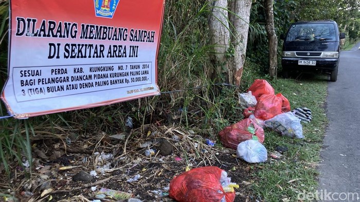 Sampah rumah tangga dibuang warga di area yang dilarang pemerintah di Semarapura Tengah, Klungkung, Bali, Senin (20/7/2026).