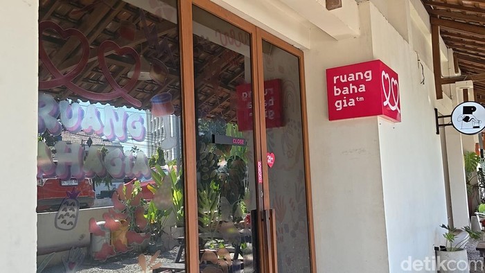 Ruang Bahagia di kawasan Lokananta ditutup sementara usai penjualan miras kemasan cup dibongkar Satpol PP, Senin (20/7/2026).