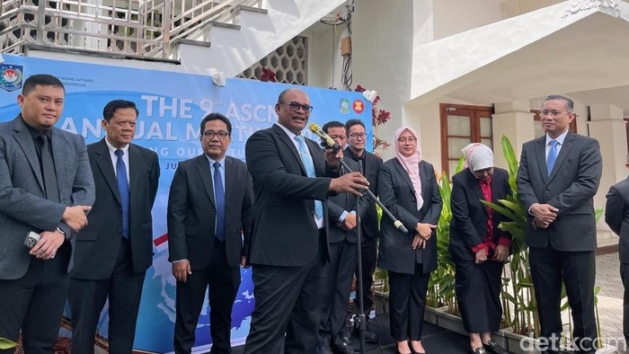 Sejumlah pejabat menggelar konferensi Pers usai pembukaan The 9th ASEAN Smart Cities Network (ASCN) Annual Meeting di kantor Pemkab Banyuwangi yang dipimpin oleh Direktur Jenderal Bina Administrasi Kewilayahan Kementerian Dalam Negeri Safrizal ZA