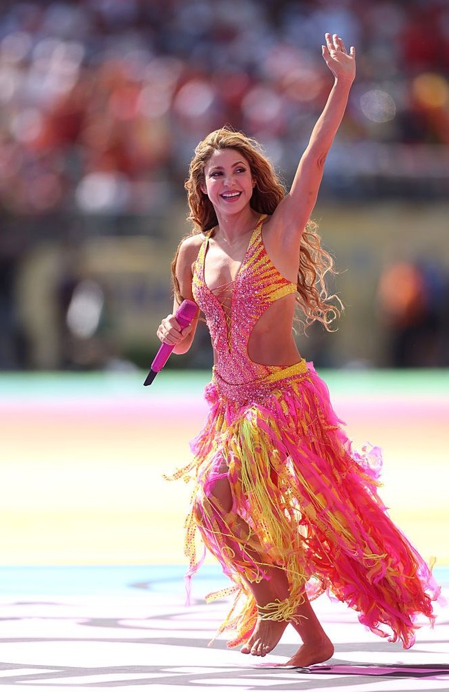 Rambut pirang panjang khas Shakira dibiarkan tergerai dengan gelombang ikal. Foto: Getty Images/Lars Baron