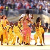 Penampilan Shakira menjadi salah satu yang paling dinanti dalam halftime show pertama sepanjang sejarah Final Piala Dunia FIFA. Ia membawakan lagu resmi Piala Dunia 2026 berjudul Dai Dai bersama Burna Boy. 3. Penyanyi 49 tahun ini tampil penuh energi dalam balutan bodysuit dan rok bernuansa hot pink dan kuning rancangan Fausto Puglisi untuk Roberto Cavalli. Bodysuit dengan potongan dada rendah ini dipercantik 200.000 kristal Swarovksi.Foto: Getty Images/Lars Baron