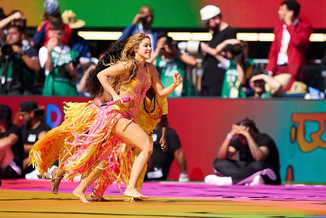 Ibu dua anak ini tampil tanpa alas kaki selama pertunjukan. Dia hanya melengkapi penampilannya dengan mikrofon berwarna hot pink yang senada dengan busananya. Foto: Getty Images/Quality Sport Images