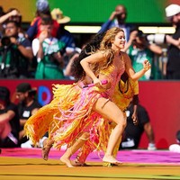 Ibu dua anak ini tampil tanpa alas kaki selama pertunjukan. Dia hanya melengkapi penampilannya dengan mikrofon berwarna hot pink yang senada dengan busananya. Foto: Getty Images/Quality Sport Images