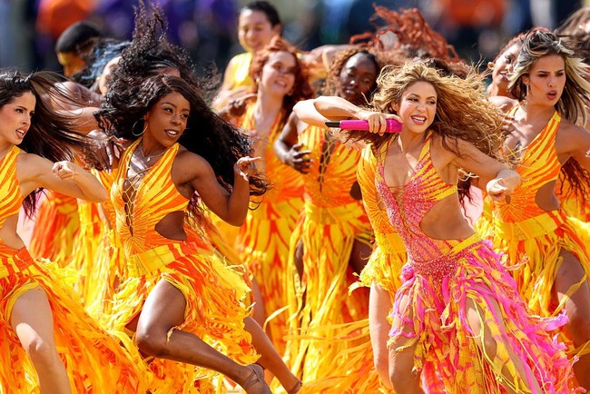 Shakira jadi salah satu penampil di halftime show Final Piala Dunia 2026 di MetLife Stadium, New Jersey, AS, pada Minggu (19/7/2026) waktu setempat. Ia tampil berbagi panggung bersama musisi lainnya seperti Justin Bieber, BTS dan Madonna. Foto: Getty Images for Global Citizen/Kevin Kane