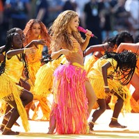 Aksen cut-out di sisi kanan dan kini gaun memperlihatkan siluet tubuhnya yang ramping dan seksi. Sementara itu, bagian rok dihias aksen rumbai pink-kuning yang menyatu hingga ke bawah. Foto: Getty Images for Global Citizen/Kevin Kane