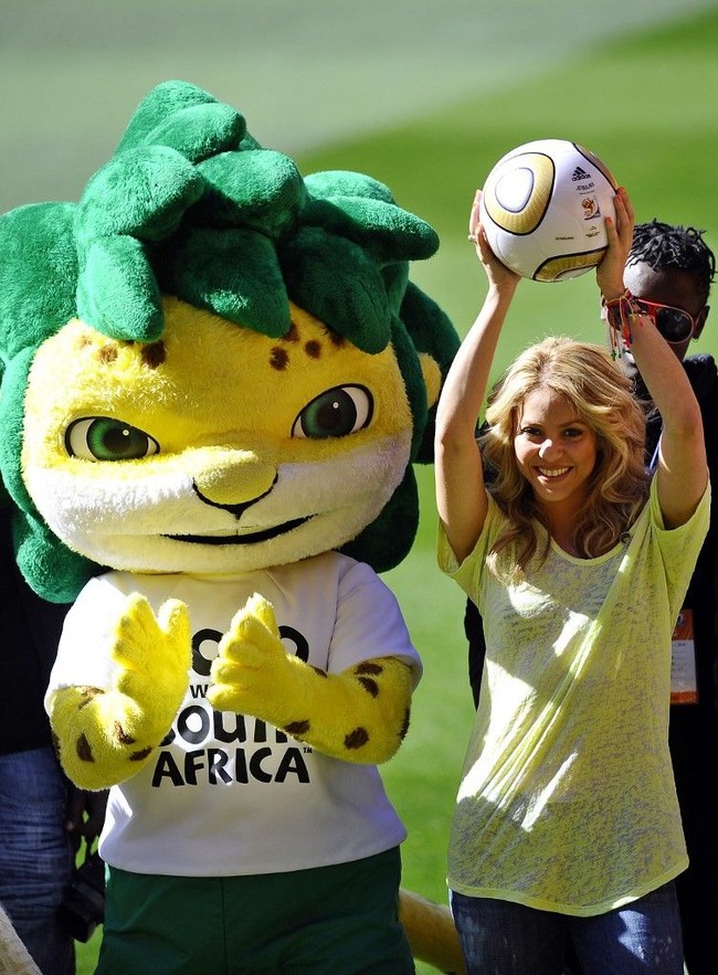 Shakira dipercaya membawakan lagu resmi Piala Dunia 2010 yang digelar di Afrika Selatan. Wanita berambut pirang ini jadi pengisi acara di upacara pembukaan dan penutupan dengan melantunkan lagu ‘Waka Waka (This Time for Africa)’. Foto: AFP/STEPHANE DE SAKUTIN