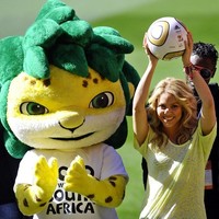 Shakira dipercaya membawakan lagu resmi Piala Dunia 2010 yang digelar di Afrika Selatan. Wanita berambut pirang ini jadi pengisi acara di upacara pembukaan dan penutupan dengan melantunkan lagu ‘Waka Waka (This Time for Africa)’. Foto: AFP/STEPHANE DE SAKUTIN