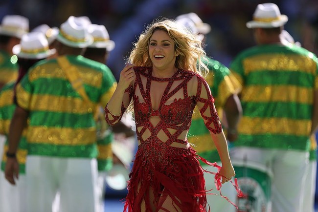 Shakira kembali tampil di Piala Dunia berikutnya, yang digelar di Brasil pada 2014. Mantan kekasih atlet sepakbola Gerard Pique ini menyanyikan ‘La La La’, salah satu lagu resmi Piala Dunia. Foto: Getty Images/Ian MacNicol