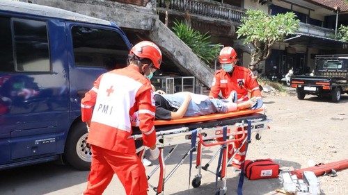 Simulasi penanganan korban kecelakaan petugas PMI Kota Denpasar, Senin (20/7/2026).