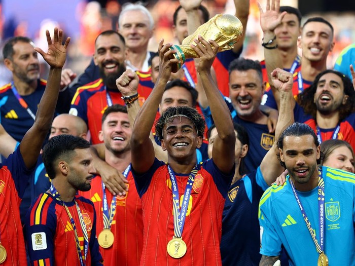 Soccer Football - FIFA World Cup 2026 - Final - Spain v Argentina - New York/New Jersey Stadium, East Rutherford, New Jersey, U.S. - July 19, 2026 Spains Lamine Yamal lifts the World Cup trophy alongside teammates as they celebrate winning the World Cup REUTERS/Hannah Mckay
